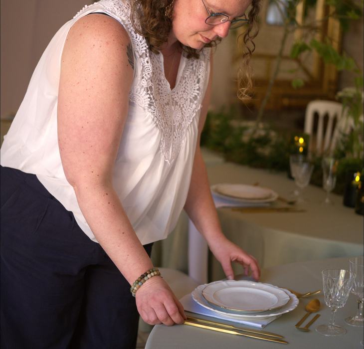 Marie-Caroline dresse une table