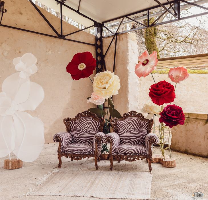 Décor de cérémonie : fleurs géantes et canapé