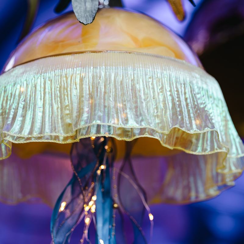 Des méduses au plafond : une création sur mesure pour un mariage